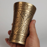 لیوان برنجی آنتیک با حکاکی دستی عمیق؛ هنر اصیل ۸۰ ساله (کلکسیونی و دکوراتیو)