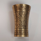 لیوان برنجی آنتیک با حکاکی دستی عمیق؛ هنر اصیل ۸۰ ساله (کلکسیونی و دکوراتیو)