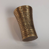 لیوان برنجی آنتیک با حکاکی دستی عمیق؛ هنر اصیل ۸۰ ساله (کلکسیونی و دکوراتیو)