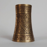 لیوان برنجی آنتیک با حکاکی دستی عمیق؛ هنر اصیل ۸۰ ساله (کلکسیونی و دکوراتیو)