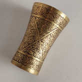 لیوان برنجی آنتیک با حکاکی دستی عمیق؛ هنر اصیل ۸۰ ساله (کلکسیونی و دکوراتیو)