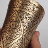 لیوان برنجی آنتیک با حکاکی دستی عمیق؛ هنر اصیل ۸۰ ساله (کلکسیونی و دکوراتیو)