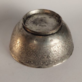 کاسه مسی کعبدار قاجاری ، چکشی ساز و قلمگیری(دارای مُهر خاص)