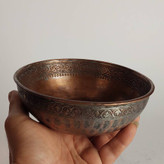 کاسه مسی پَرشالی ۲۰۰ ساله؛ شاهکار تراش لانه زنبوری و قلمگیری مینیاتوری (آنتیک خاص قاجاری)