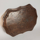 سینی مسی قاجاری چندضلعی، تمام چکشکاری و قلمگیری دستساز(۱۵۰ ساله)