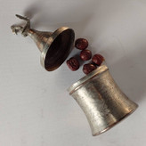 حبدان یا نباتدان مسی تمام دستساز؛ هنر فلزکاری معاصر با طرح پرنده اساطیری (عتیقه جو)